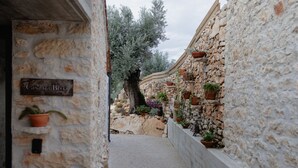 Un sentiero in pietra conduce a un edificio con un cartello che riporta la scritta "Casa da Brea".