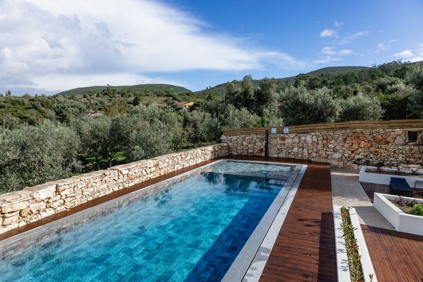 8 piscinas al aire libre, sombrillas, sillones reclinables de piscina