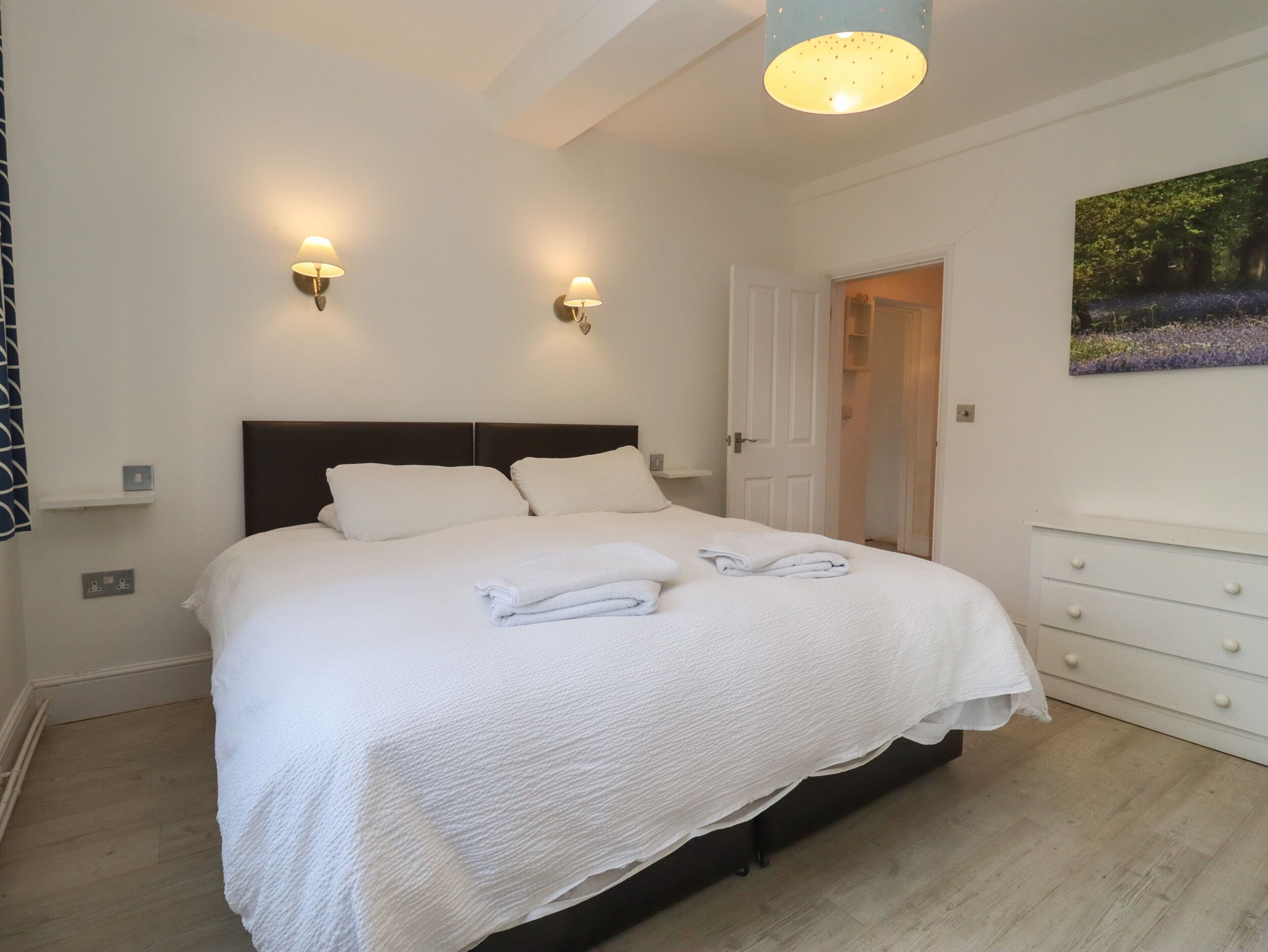 2 bedrooms, individually decorated, individually furnished, free WiFi