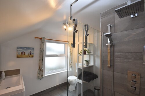 Tilling View sleeps 4 & parking for 2 cars within minutes of the centre of Rye