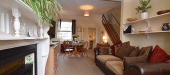 Tilling View sleeps 4 & parking for 2 cars within minutes of the centre of Rye