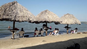 Gần bãi biển, cát trắng