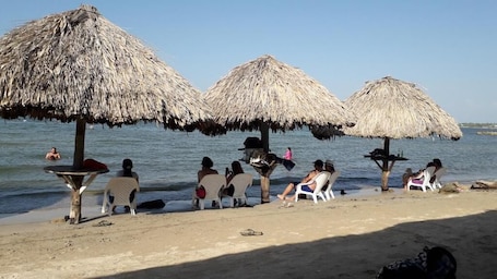 Una playa cerca, arena blanca