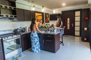 Kühlschrank, Ofen, Wasserkocher mit Kaffee-/Teezubehör, Toaster