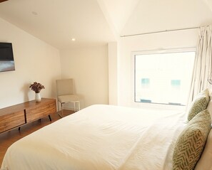 3 soverom, skrivebord, lydisolert og strykejern/-brett