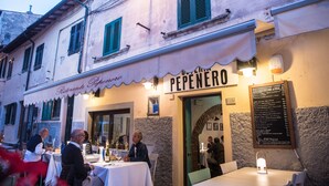 Ein Restaurant namens PEPENERO mit Außenbestuhlung und einer Speisekarte.