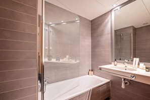 Sèche-cheveux, bidet, serviettes fournies