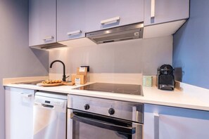 Fridge, microwave, stovetop, dishwasher - Sweett | Jardinets IV (Barcelona)