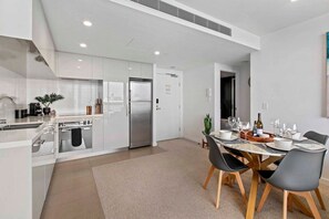 Réfrigérateur, four à micro-ondes, un four, surface de cuisson