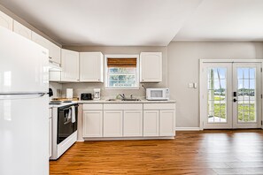 Een koelkast, een magnetron, een oven, een kookplaat