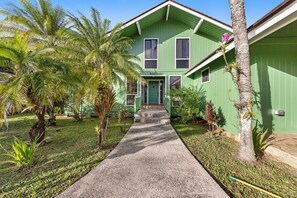 Exterior - Beautiful house on golf course with amazing lanai, washer/dryer, & patio (Princeville)