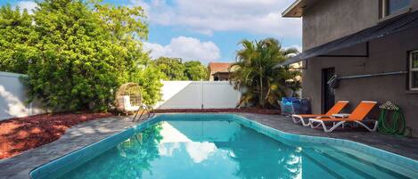 Una piscina al aire libre, una piscina climatizada