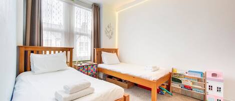 3 bedrooms, desk, iron/ironing board, internet