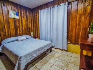 3 chambres, coffres-forts dans les chambres, fer et planche à repasser