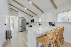 冷蔵庫、電子レンジ、オーブン、コンロ