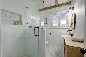 Séchoir à cheveux, serviettes fournies, savon, shampooing