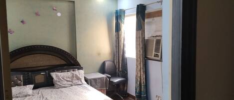 1 slaapkamer, een strijkplank/strijkijzer, beddengoed