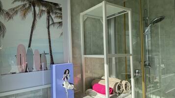 Familien-Doppelzimmer, 1 Schlafzimmer, Nichtraucher, StrandnĂ€he | Badezimmer | Dusche, Haartrockner, HandtĂŒcher, Seife