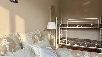 Familien-Doppelzimmer, 1 Schlafzimmer, Nichtraucher, StrandnÀhe | Individuell dekoriert, kostenloses WLAN, BettwÀsche