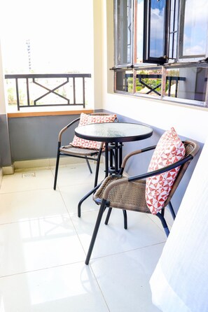 Outdoor dining - Luxury 2 Bedroom Apartment, Westlands Nairobi-5min to city centre, scenic view. (Nairobi)