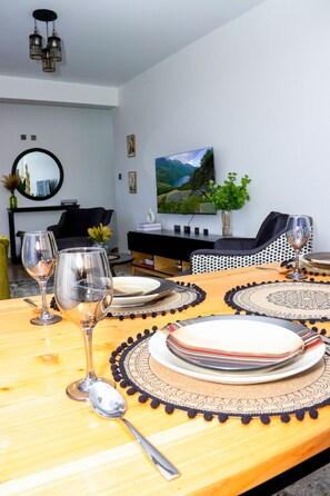 Dining - Luxury 2 Bedroom Apartment, Westlands Nairobi-5min to city centre, scenic view. (Nairobi)