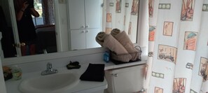 Een douche, handdoeken, zeep