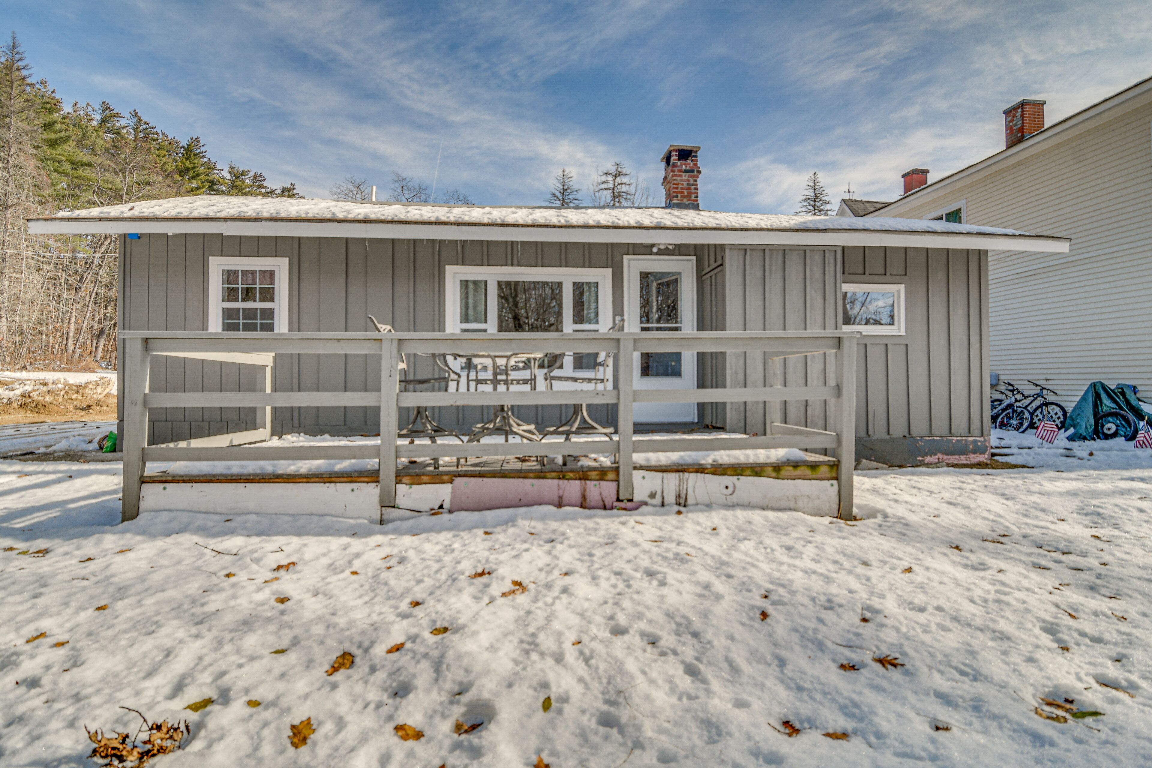 Cozy New Hampshire Cottage w/ Deck, Near Skiing!