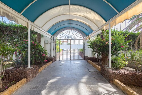 Floral Home - Large Private Terrace with Pool