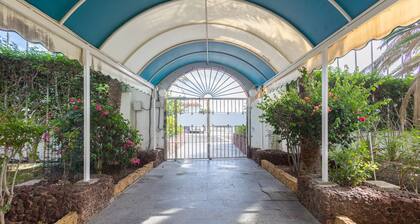 Floral Home - Large Private Terrace with Pool