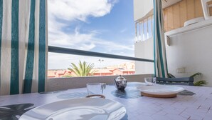 Mesa lista para comer con vista a edificios y un cielo despejado.