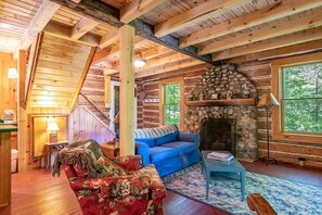 Smart-TV, Kamin, DVD-Player, Bücher