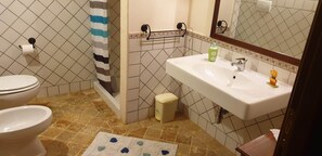 Doccia, asciugacapelli, bidet, asciugamani