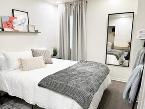 3 室のベッドルーム、デスク、アイロン / アイロン台、旅行用ベビーベッド