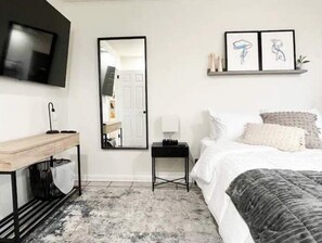 3 bedrooms, desk, iron/ironing board, travel cot - Casa Mila Downtown Indianapolis (Indianapolis)