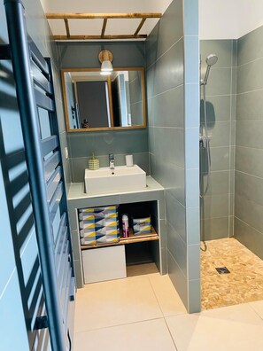 シャワー、ヘアドライヤー、タオル