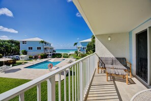 Property grounds - Beautiful beachfront apartment on Seven Mile Beach! (George Town)