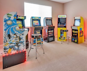 Games room - 5BD Modern Home: Pool/Ping-Pong/Arcade - Wine City (Fairfield)