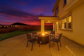 Terrace/patio - 5BD Modern Home: Pool/Ping-Pong/Arcade - Wine City (Fairfield)