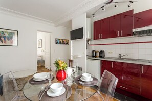 Fridge, microwave, oven, stovetop - Charlemagne Saint Paul Le Marais (Paris)