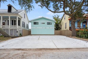 Property grounds - Island Gems - Sapphire

 (Galveston)