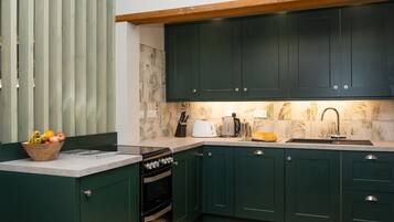 Cottage | Privékeuken | Een koelkast, een waterkoker, een broodrooster