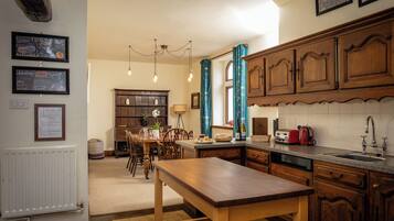 Lemari es, ketel listrik, dan pemanggang roti