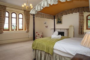 3 bedrooms, individually decorated, individually furnished, free WiFi - Watermouth Castle, Clock Tower Apartment (Ilfracombe)