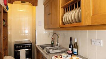 Kühlschrank, Wasserkocher, Toaster, Kochgeschirr/Geschirr/Besteck