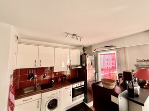 Kjøleskap, mikrobølgeovn, ovn og oppvaskmaskin