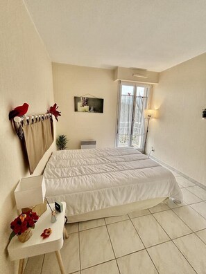 2 bedrooms, iron/ironing board, WiFi