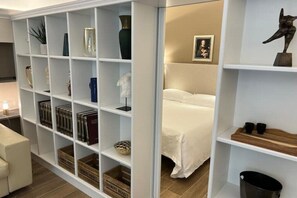 1 sovrum, värdeförvaringsskåp på rummet och skrivbord