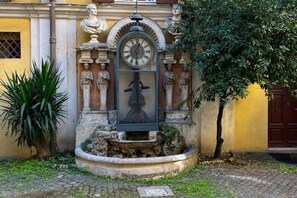 Exterior detail - Le case dell'orologio - Pantheon app B (Roma)