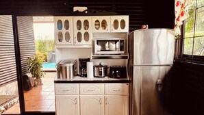 Wasserkocher mit Kaffee-/Teezubehör, Kühlschrank, Mikrowelle, Herdplatte