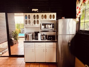 Réfrigérateur, micro-ondes, plaque de cuisson, cafetière/bouilloire